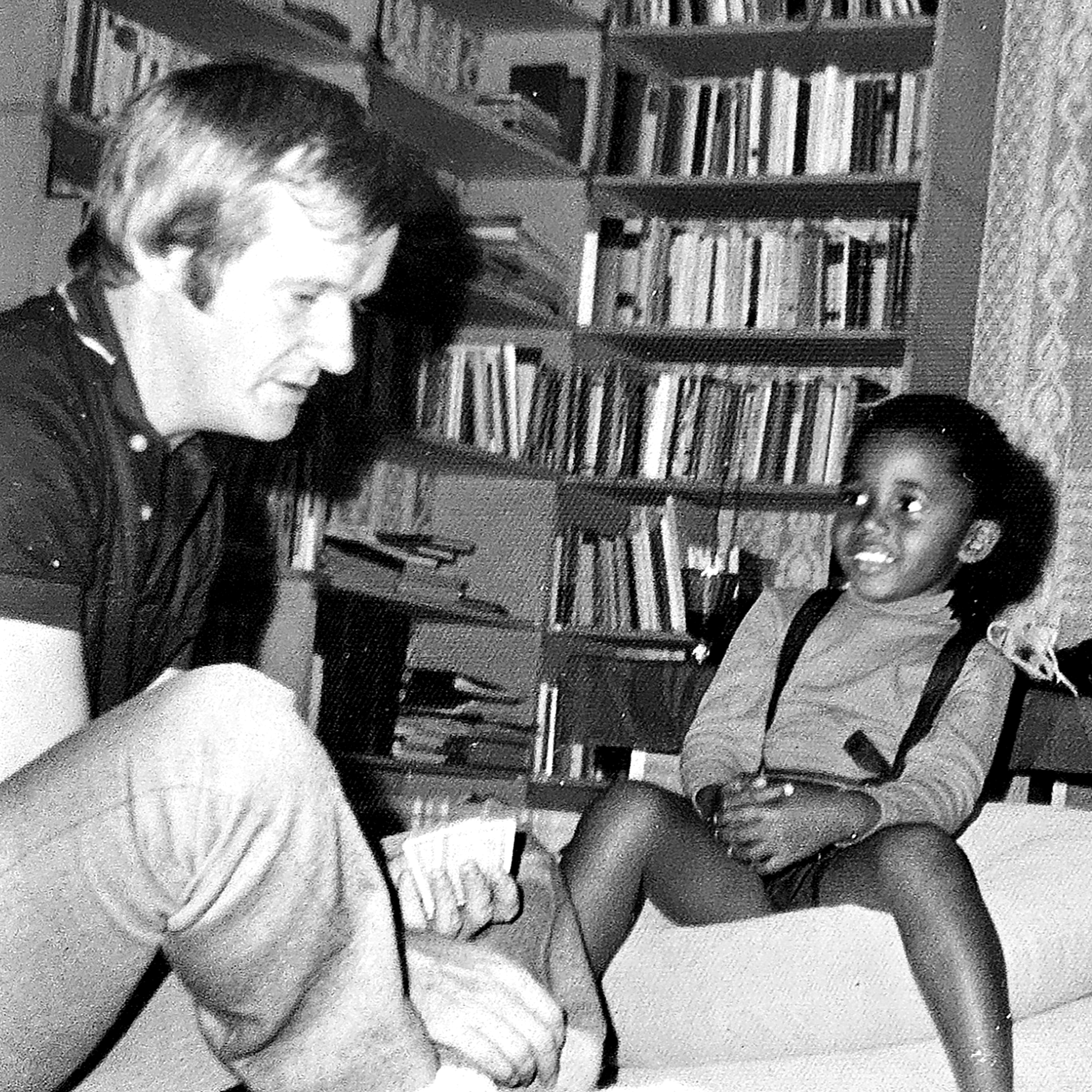 Joachim som liten tillsammans med sin pappa Ove i hemmet.