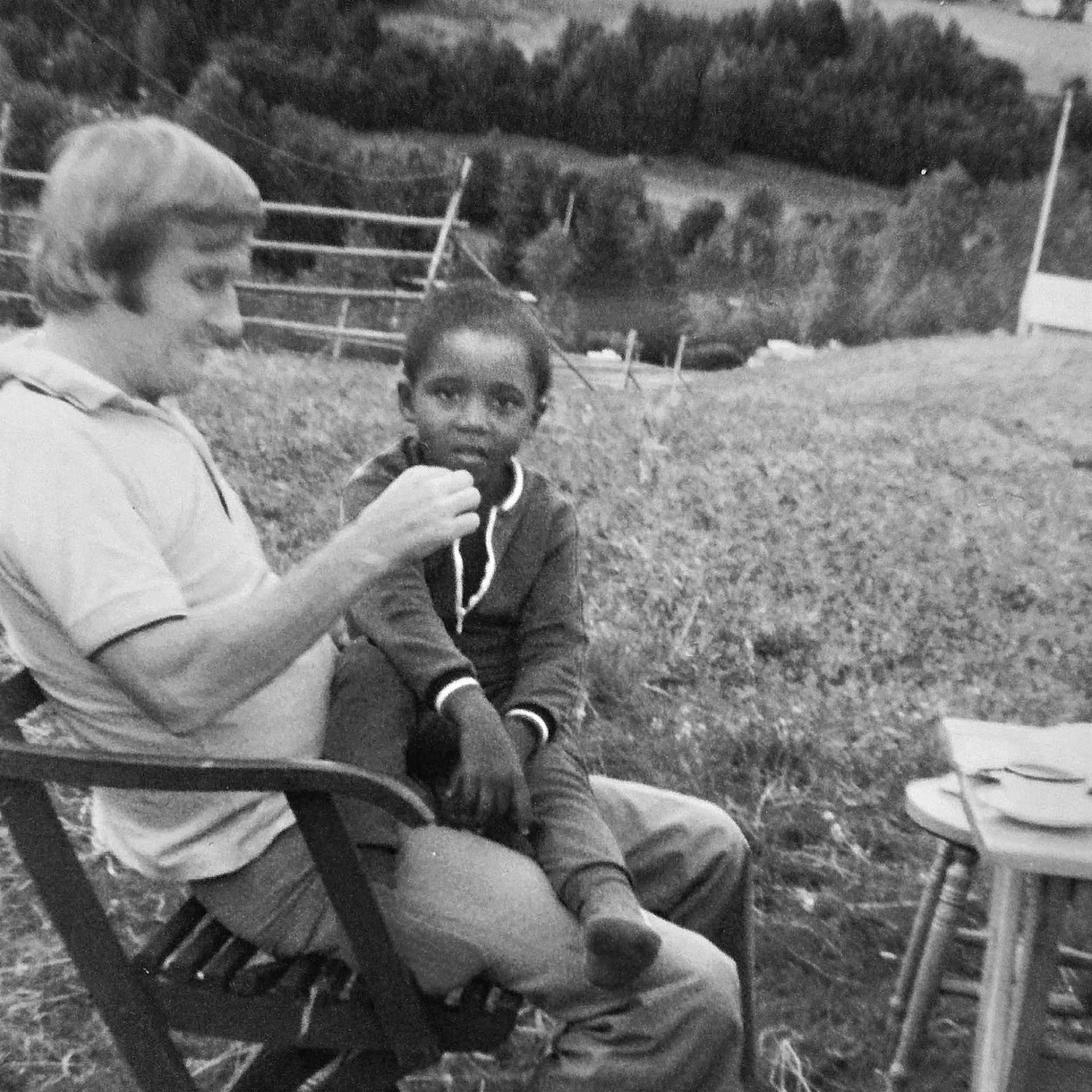 Svartvit bild av Joachim som barn med sin pappa på västkusten